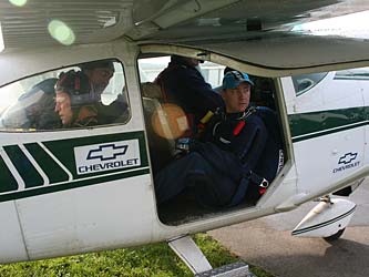 Fallschirmspringer im Flugzeug